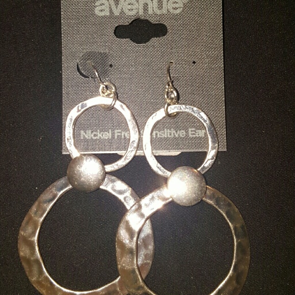 Avenue silver  hanging  earings.