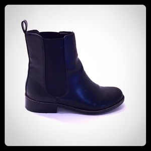 The ultimate Chelsea ankle boot!
