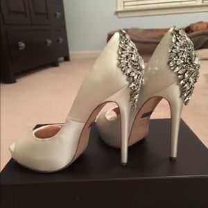 Badgley Mischka White Satin Kiera Pump - Size 7