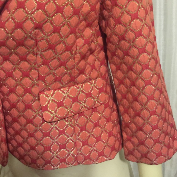 Adorable 3/4 sleeve blazer with gold detailing - Picture 3 of 3