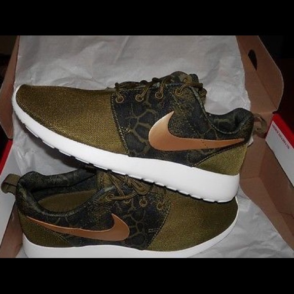 Nike roshe snake skin shoes brand new!