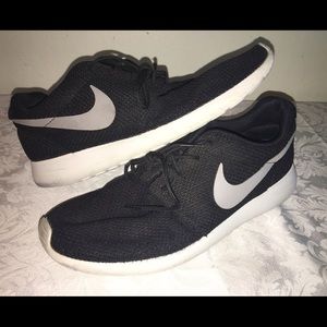 Black and white Roshe Run (men)