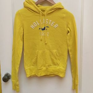 Hollister Sweater!💛