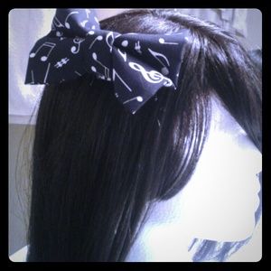 Black Musical Note Bow