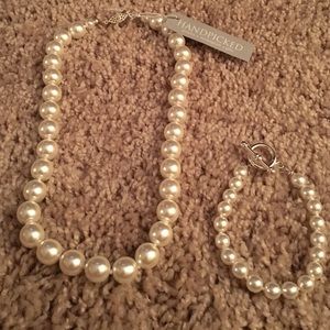 Pearl necklace and bracelet set