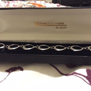 Silver loop design bracelet