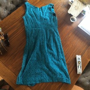 Pretty in green. Sleeveless dress with slit.