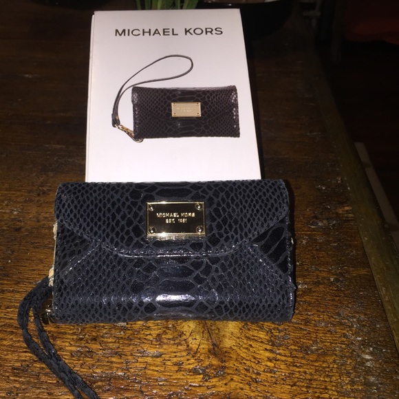 iPhone5 Michael kors clutch. AUTHENTIC.
