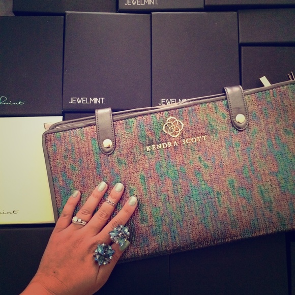 NEW LISTING - Kendra Scott Jewelry Clutch