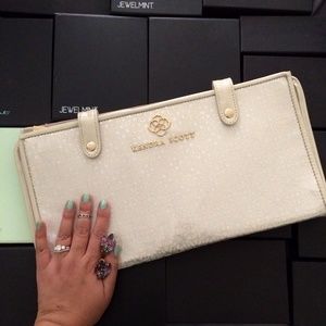NEW LISTING - Kendra Scott Jewelry Clutch