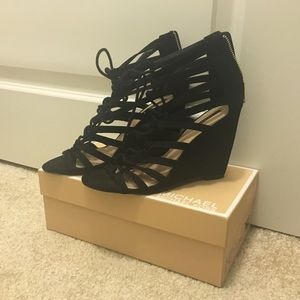 🎉 SALLLE 🎉Black Laced Wedges