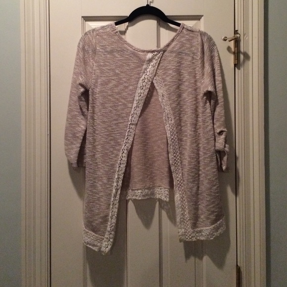 Grey and white blu pepper top open back! - Picture 2 of 2