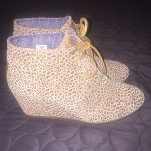 👢TOMS Leopard Wedge booties 👢