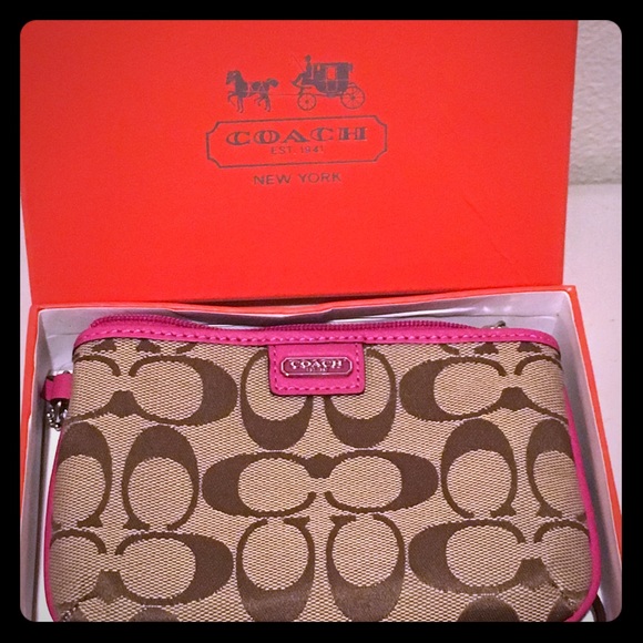Coach Handbags - 🦋NWT Pink/beige Coach Wristlet