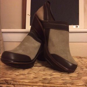 New Jambu tan suede clogs. Super cute & comfy