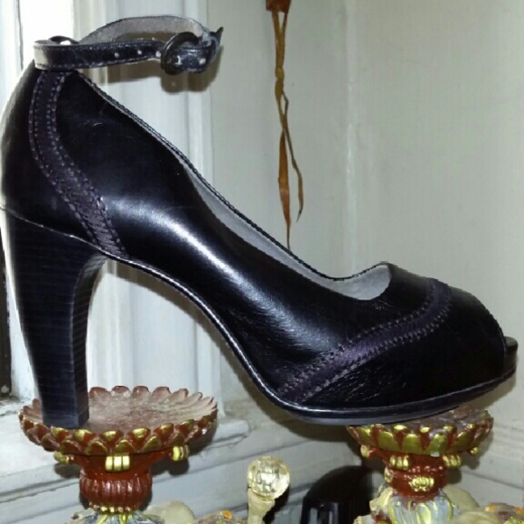 Casual tee strap heel