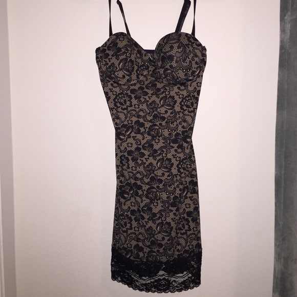 LINGERIE SLIP W/ BUILT IN PADDING + FLORAL PRINT😍 - Picture 1 of 2