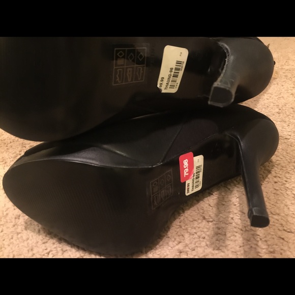 Black zip up boots with the toes out..peek a boo! - Picture 3 of 4