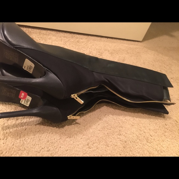 Black zip up boots with the toes out..peek a boo! - Picture 4 of 4