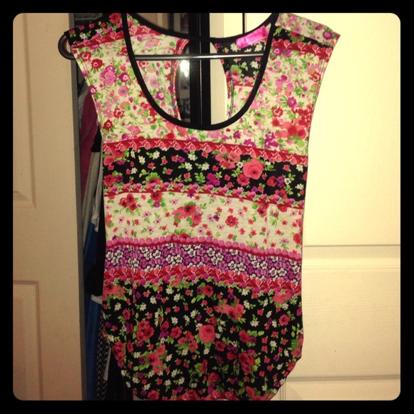 Casual sleeveless top