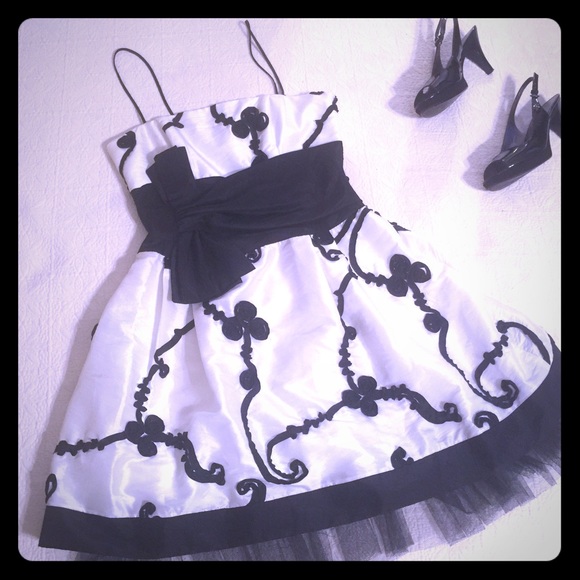 Wore once size medium. Very cute.