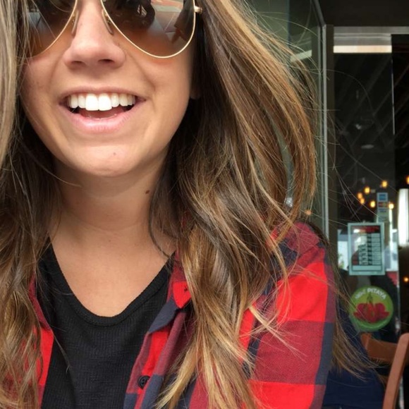 Meet your Posher, Carrie - Picture 2 of 2