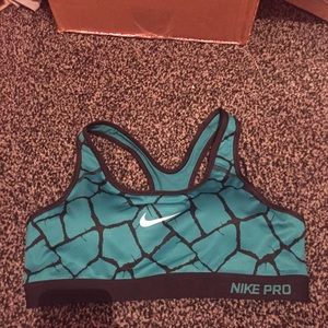 NWOT Nike pro sports bra w/ padding