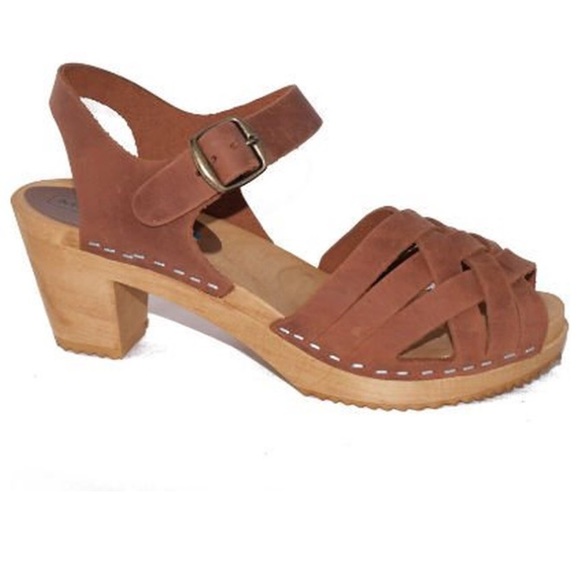Moheda brown wooden clogs