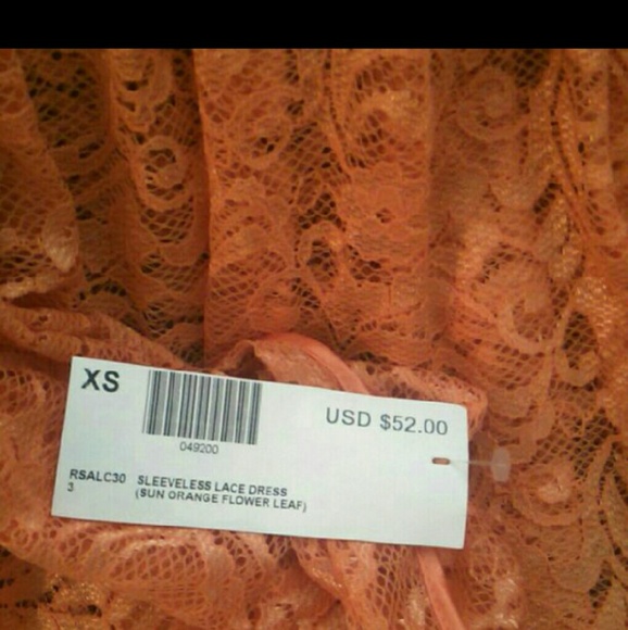 Lace dress - Picture 2 of 2