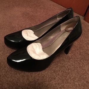 Easy spirit black heels size 8 W!!!!