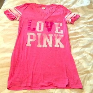 PINK VS tshirt