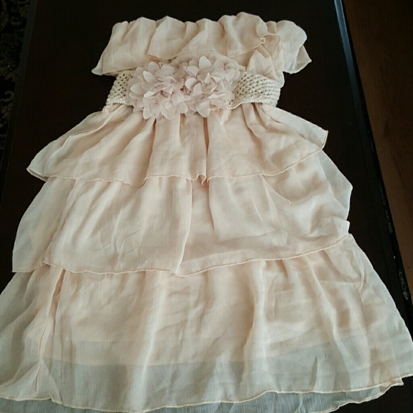 Super cute summer dress. Any dresses 2 for $10