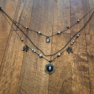 Skull with pink bow, three strained necklace