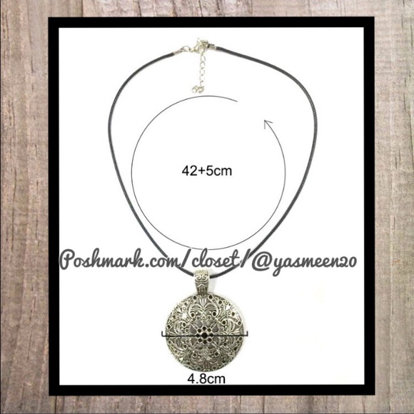 ✨Round medallion necklace ✨ - Picture 2 of 3