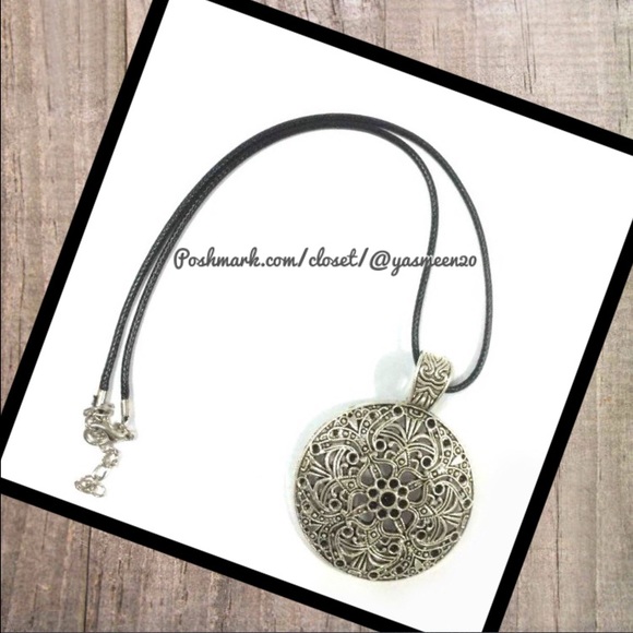 ✨Round medallion necklace ✨ - Picture 3 of 3