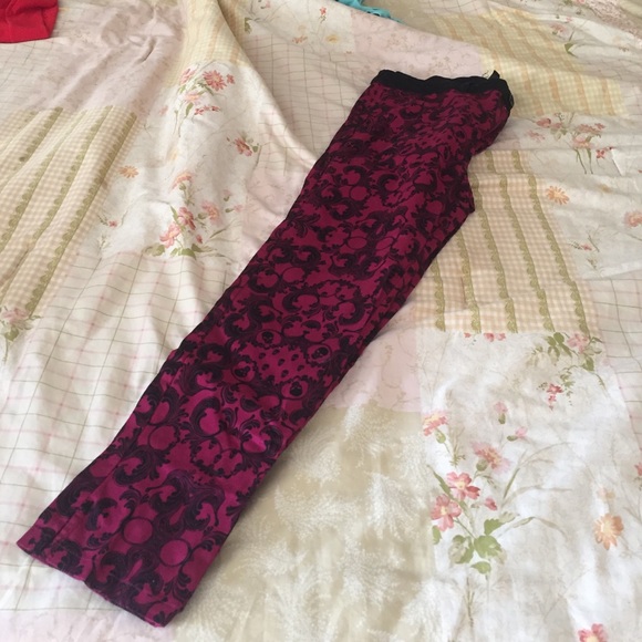 Burgundy & black capris - Picture 1 of 2