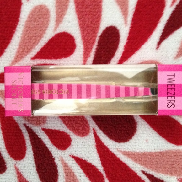 NWT Victoria's Secret TWEEZERS. $8‼️  $12 retail.
