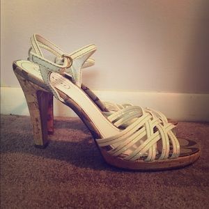 ✨ Coach: Women's white strappy heel! ✨