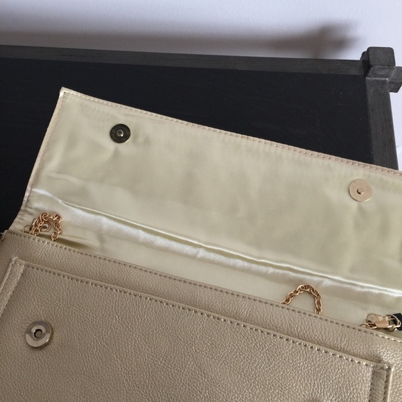 🎉SOLD🎉 Goldie Clutch Bag - Picture 3 of 4