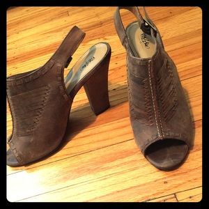 Massimo brown faux leather peep toe BOHO heels 😎