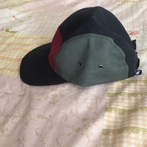 Colorblock hat - Picture 2 of 3