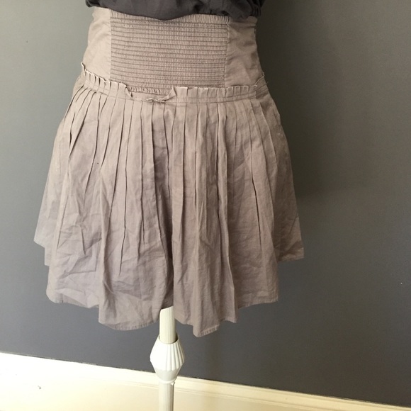 *SOON TO DONATE* 
Banana Republic Taupe Pleated Skirt - Picture 4 of 7