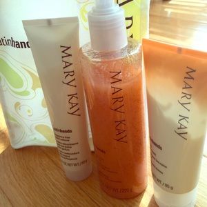 Mary Kay satin Hands set in Peach.