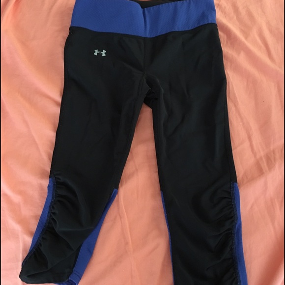 Black Under Armour cropped leggings.