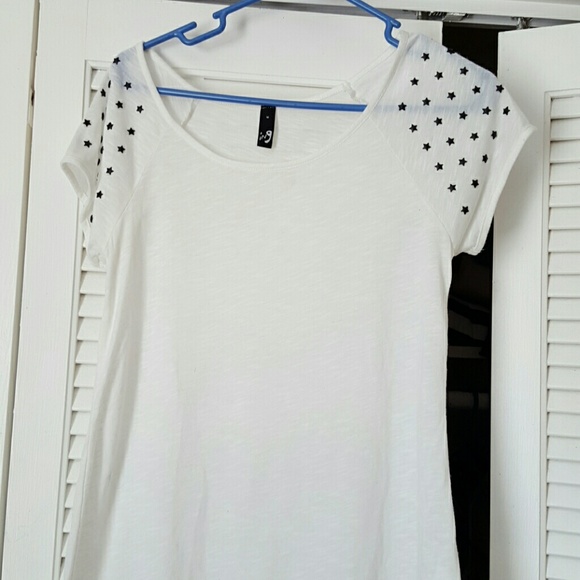 Short sleeve juniors top with black stars 3D