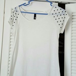 Short sleeve juniors top with black stars 3D