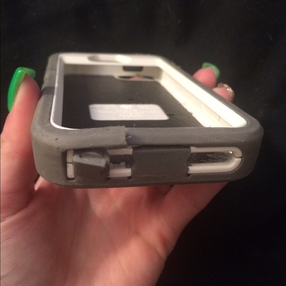 iPhone 5/5s otter box - Picture 3 of 3