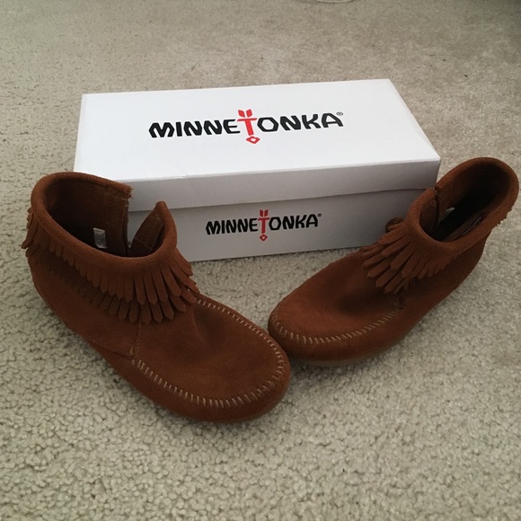 Minnetonka Shoes - Minnetonka Short Fringe Boots
