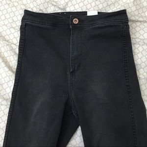 H&M HIGHWAISTED RIPPED JEANS