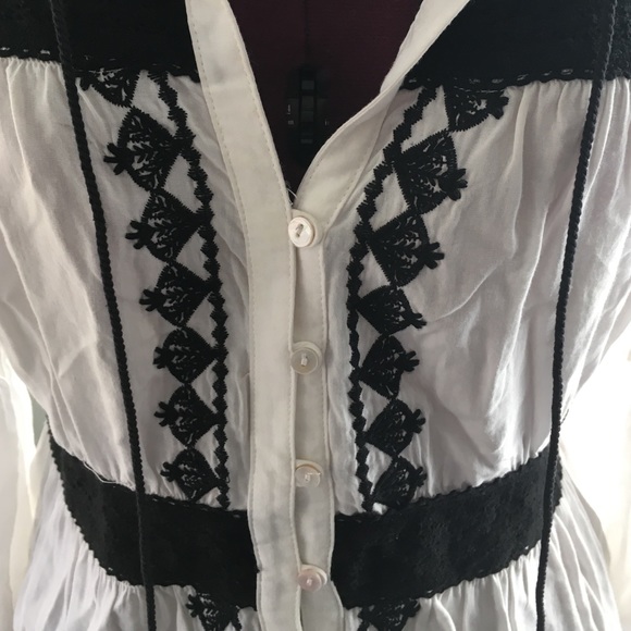 Beautiful blouse - Picture 2 of 4